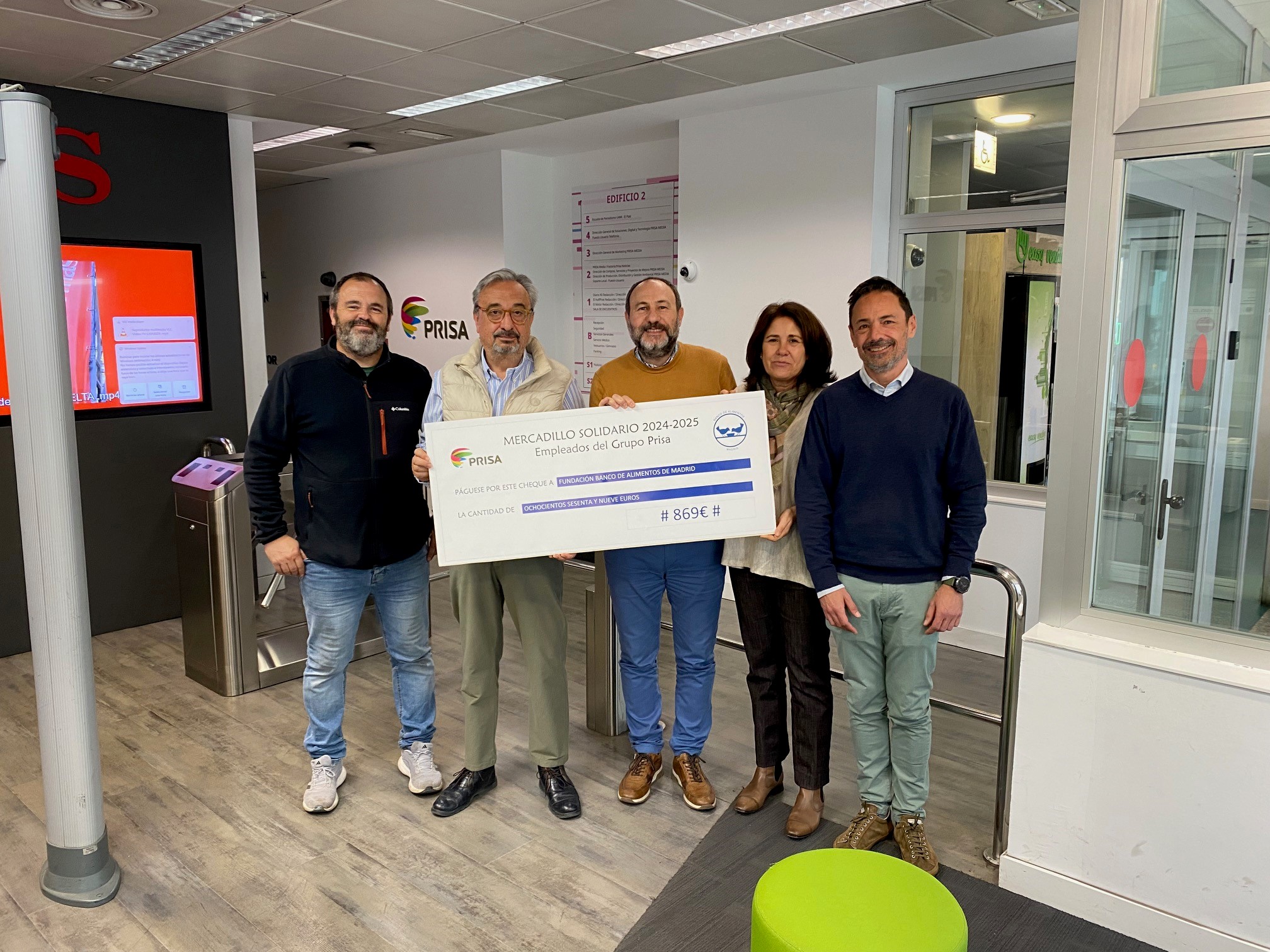 Foto_de_Entrega_de_Fondos_del_Mercadillo_Solidario_2024_del_Grupo_Prisa_al_Banco_de_Alimentos_de_Madrid_FBAM