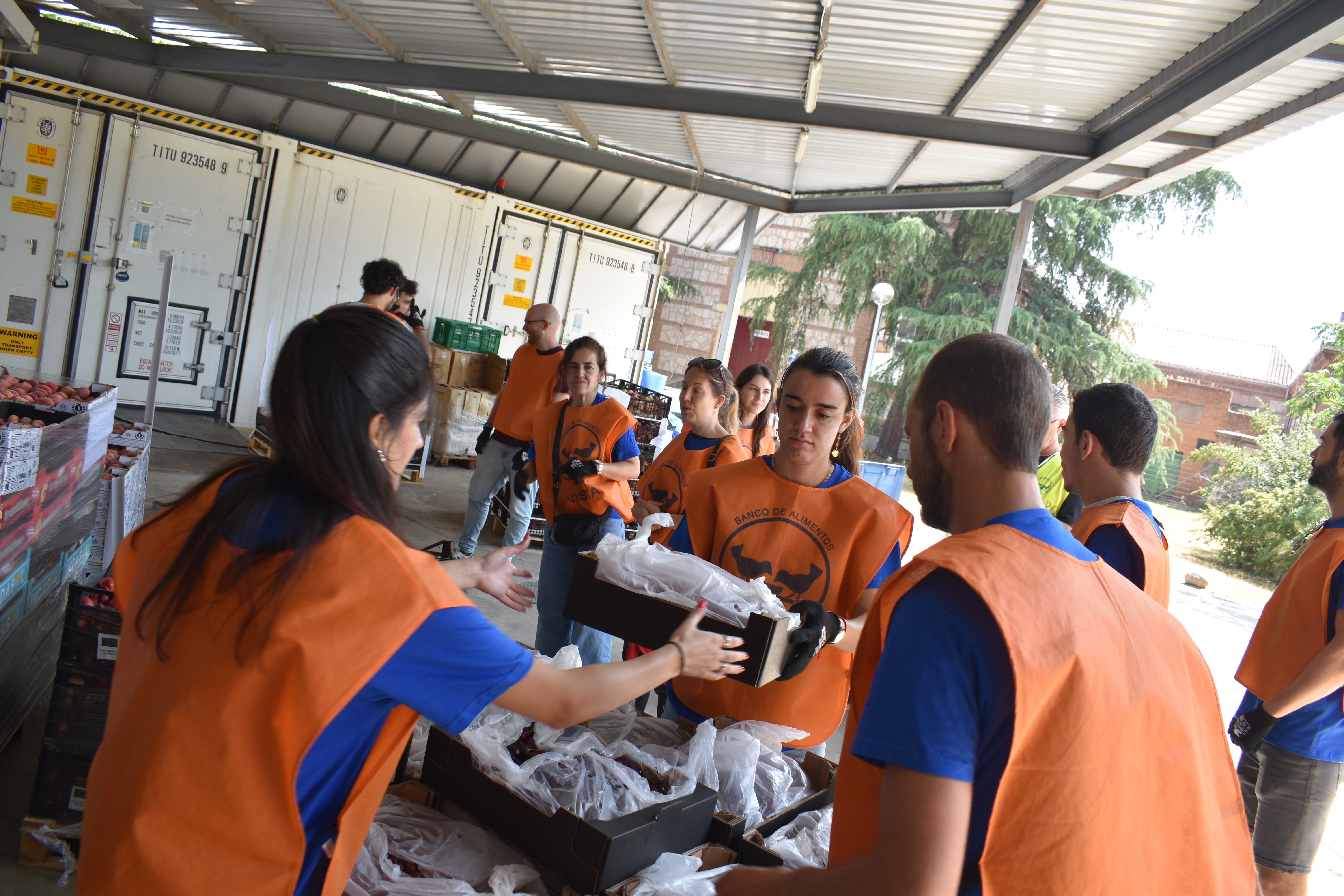 Voluntarios de T2Ó Admedia Services visitan el Banco de Alimentos de Madrid con motivo de la donación del Proyecto Calle.