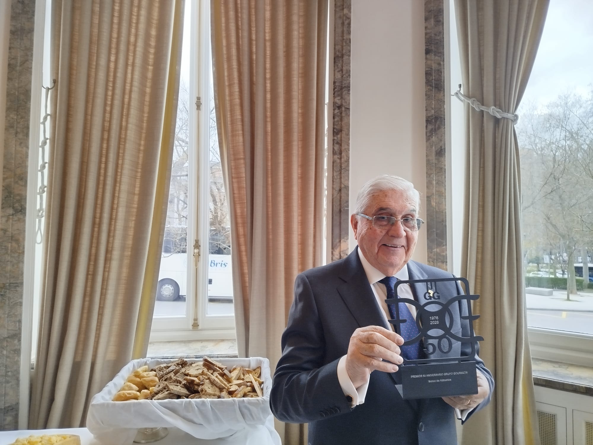Francisco García Presidente de la Fundación Banco de Alimentos de Madrid FBAM recibe un reconocimIento del Grupo Gourmets por su 50 aniversario