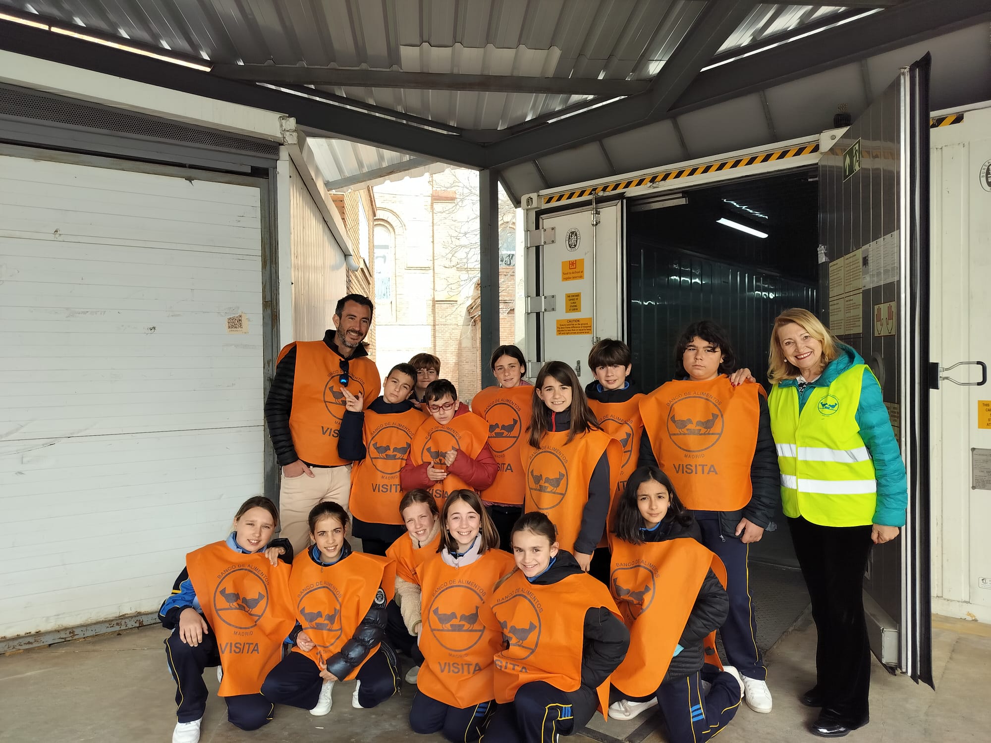 Los alumnos del Colegio Vallmont en Villanueva del Pardillo visitaron la Sede de San Fernando del Banco de Alimentos de Madrid BAM