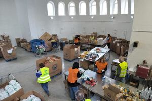 Voluntariado corporativo en el Banco de Alimentos de Madrid en el interior del almacén de San Fernando