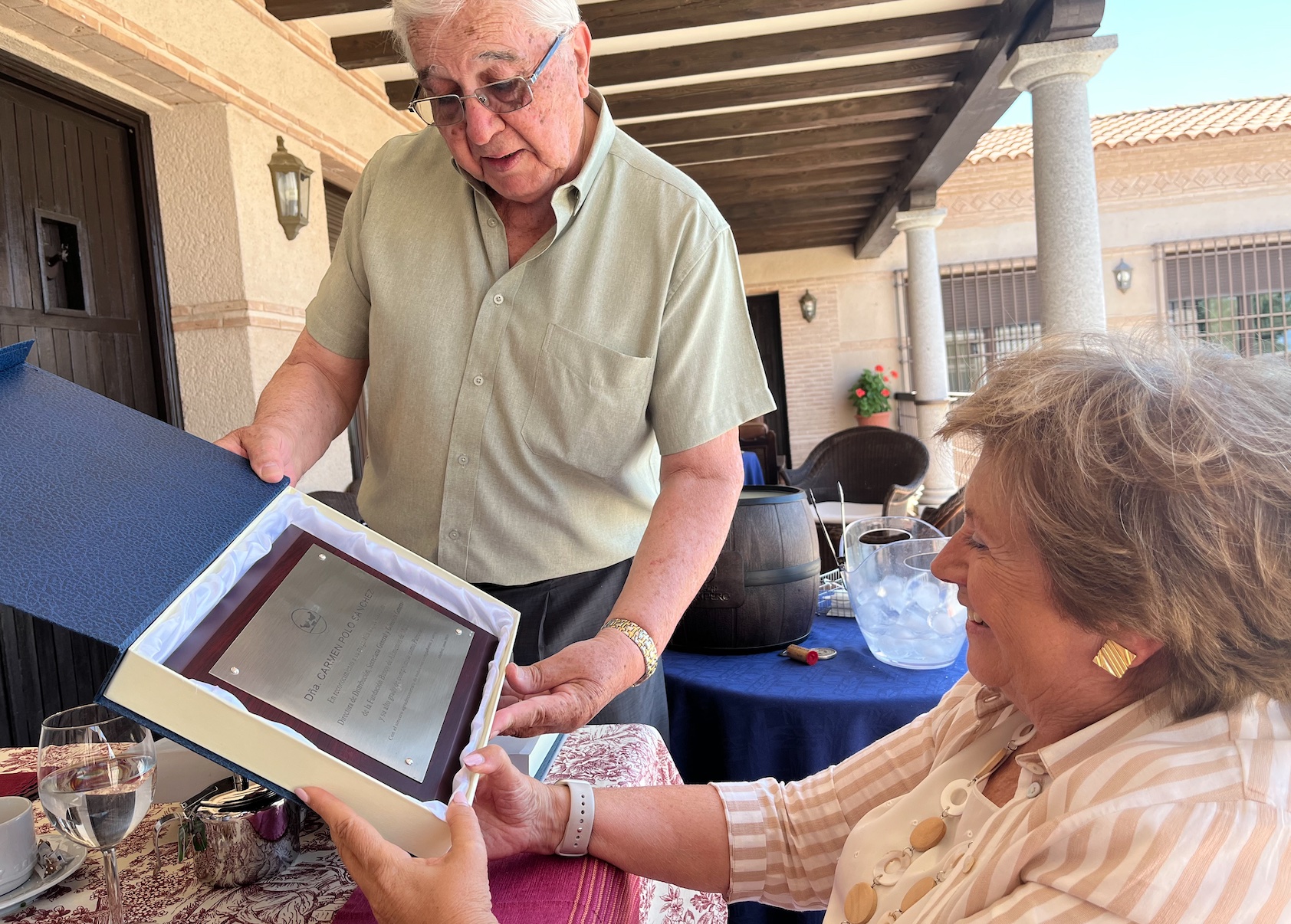 El Ex Presidente_de_la_FBAM Fundacion Banco de Alimentos de Madrid Francisco García González entrega una placa de Reconocimiento a Carmen Polo